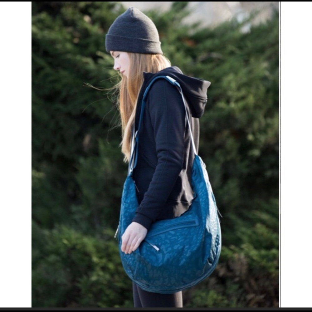 Lululemon Resolution Hobo
Animal Swirl Embossed Alberta Lake / Alberta Lake